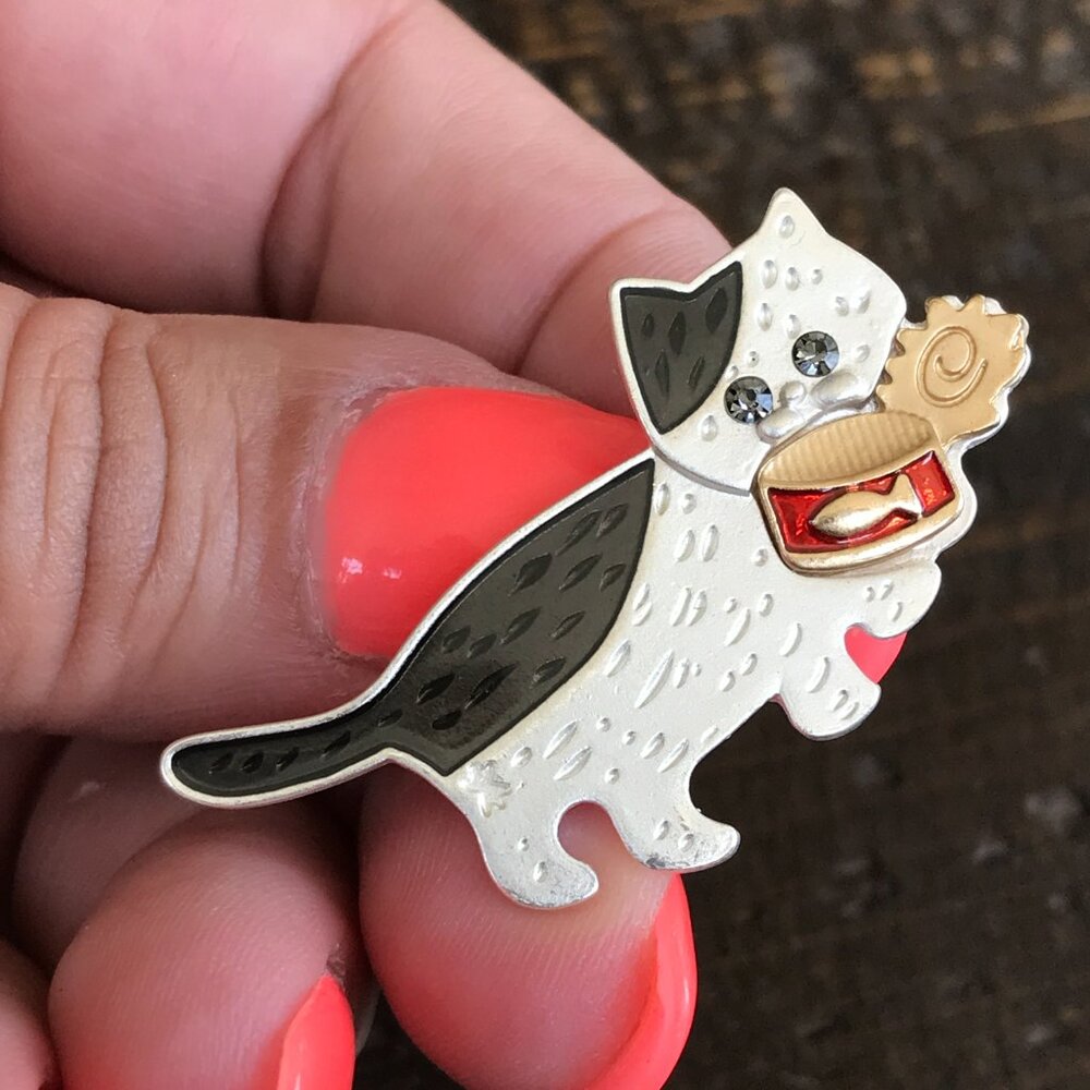 CAT Holding Tuna can Brooch Pin NEW! 655